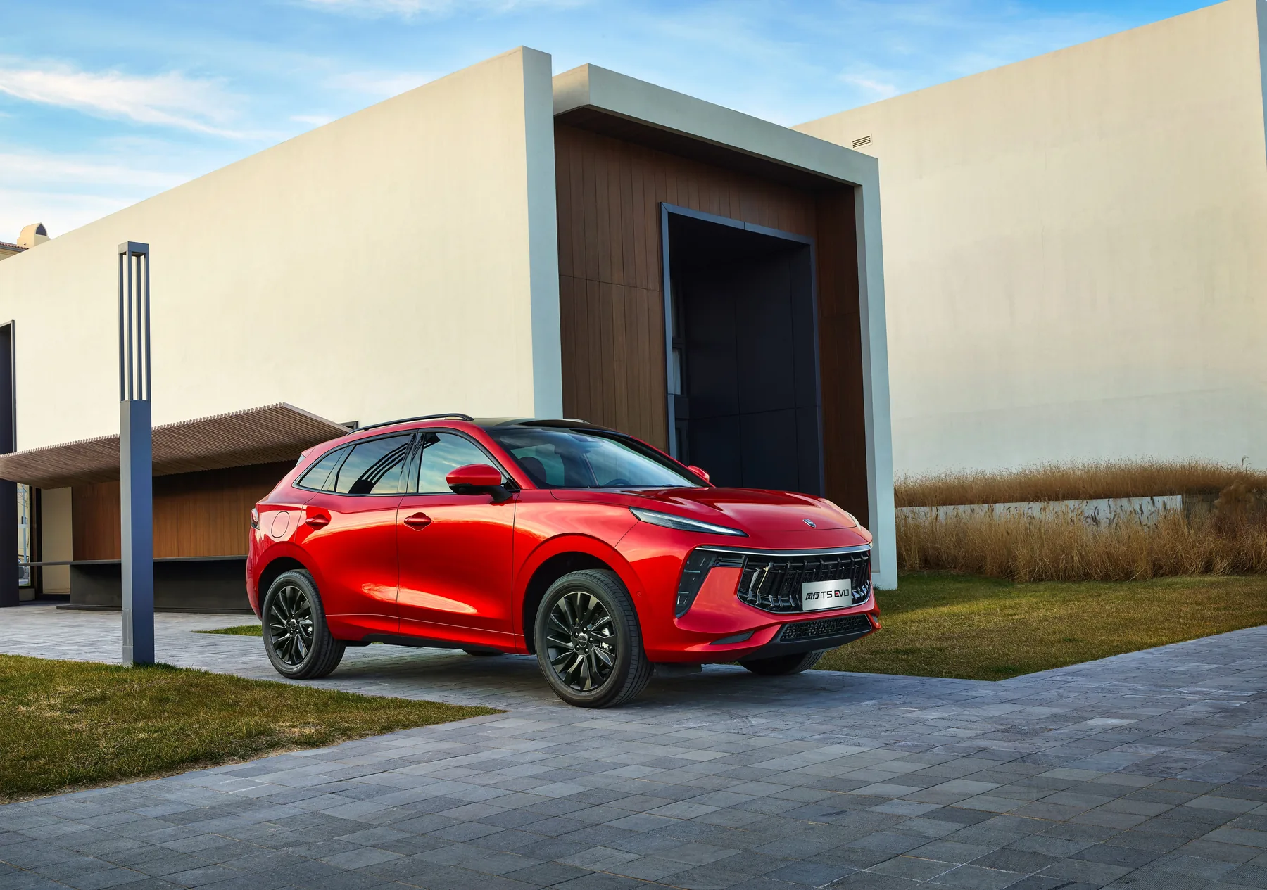 Forthing T5 EVO – Športna silhueta